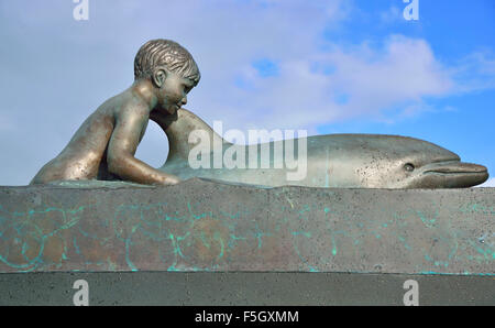 Statue von OPO der freundliche große Delphin, der in den 1950er Jahren in ganz Neuseeland berühmt wurde Opononi, Northland , Stockfoto