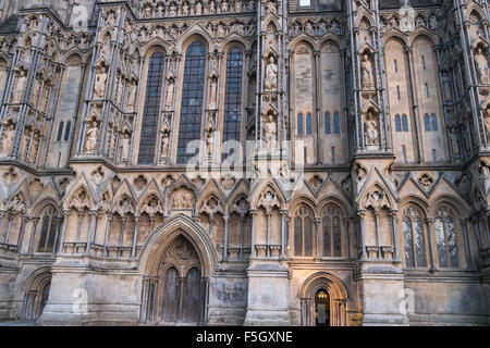 Westfassade der Kathedrale von Wells, Somerset, England. Stockfoto