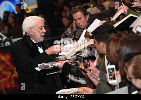 Berlin, Deutschland. 4. November 2015. Schauspieler Donald Sutherland (l) kommt und gibt Fans Autogramme auf der Welt Premeiere von The Hunger Games: Mockingjay Teil2 im Cinestar-Kino in Berlin, Deutschland, 4. November 2015. Foto: JENS KALAENE/DPA/Alamy Live-Nachrichten Stockfoto