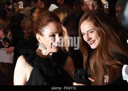 Berlin, Deutschland. 4. November 2015. Schauspielerin Julianne Moore kommt und gibt Fans Autogramme auf der Welt Premeiere von The Hunger Games: Mockingjay Teil2 im Cinestar-Kino in Berlin, Deutschland, 4. November 2015. Foto: JENS KALAENE/DPA/Alamy Live-Nachrichten Stockfoto