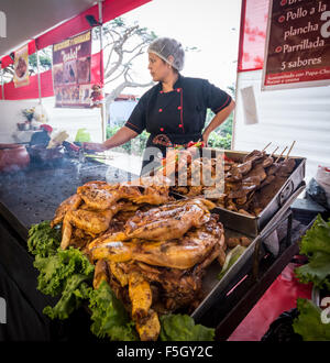 Straßenhändler verkauft gegrilltes Hähnchen und Anticuchos (Rinderherz auf Spieß) in einem Lebensmittel-Messe in Barranco Bezirk von Lima Peru Stockfoto