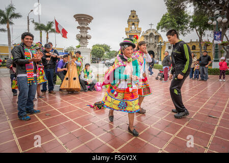 Peruanische Frauen gekleidet in der traditionellen Kleidung der Cusco und den Bergen tanzen für Geld auf einem Platz in Barranco in Lima. Stockfoto