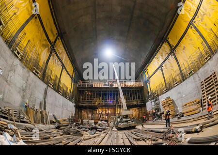 New York, USA. 4. November 2015. 140 Fuß unter dem Grand Central Terminal in New York arbeiten an der Metropolitan Transportation Authority East Side Access Projekt voranschreitet, gesehen auf Mittwoch, 4. November 2015. Beim fertigen der Tunnel verbindet die Long Island Rail Road zum Grand Central Terminal, die Verringerung der Kommutierung von der Penn Station. Es ist derzeit das größte Verkehrsprojekt in den USA mit einem Budge $ 10,78 Milliarden und eine Pllaned Öffnung Dezember 2022. Bildnachweis: Richard Levine/Alamy Live-Nachrichten Stockfoto