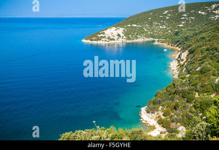 Die unberührte Küste und kristallklarem Wasser der Insel Rab, Kroatien. Stockfoto