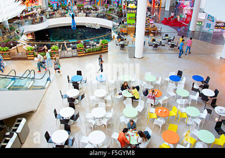 Menschen bei Ocean Plaza Shopping-Mall in Kiew. Stockfoto