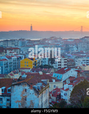 Lissabon-Altstadt am farbenprächtigen Sonnenuntergang. Ansicht von oben. Portugal