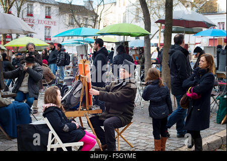 Unbekannter Künstler zeichnen ein Portrait der touristischen am Place du Tertre, Montmartre. Stockfoto