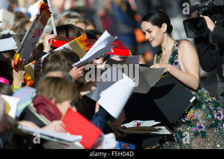 Die Schauspielerin Und Co-Produzentin Jena Malone (r) Kommt bin 04.11.2015 Zu der Weltpremiere des Abschlussfilms "Sterben Tribute von Panem - Mockingjay Teil 2" Im Cinestar-Kino in Berlin. Foto: Paul Zinken/Dpa (c) Dpa - Bildfunk Stockfoto