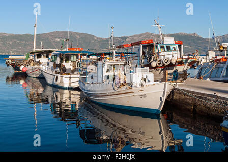 Traditionelle hölzerne Fischerboote im Hafen am 12. Oktober 2013 in Elafonisos Insel Peloponnes, Griechenland Stockfoto