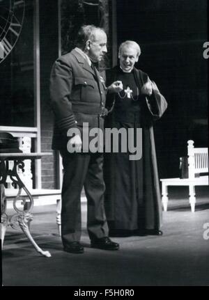 1967 - Weltpremiere des Hochhuth '' The Soldiers'' (Soldaten) in West-Berlin (Hochhuth ist der Autor '' The Deputy'') The Premiere Willen genommen Platz an der Freie Volksbuhne gehörenden 9. Oktober. Das Foto zeigt die Probe am 7. Oktober 1967. V.l.n.r.: Winston Churchill (O.E. Hasse) und der Bischof von Chischester Bell (Peter Luhr) © Keystone Bilder USA/ZUMAPRESS.com/Alamy Live-Nachrichten Stockfoto