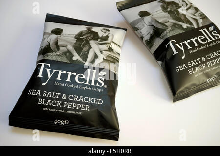 Tyrrells Hand gekocht Salz und Pfeffer Chips geknackt Stockfoto