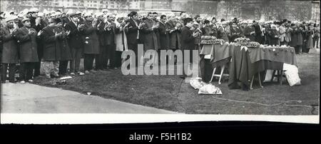 1982 - mehr als 2.500 Pakistaner würdigte im Hyde Park gestern zwei pakistanische Jünglinge, Basharet Hussain und sein Freund, Hanif Hussain, beide 19, die von der Polizei in vergangenen Dienstag Überfall auf Indien Haus erschossen wurden. Von East London Moschee kamen viele von ihnen weinte, als die beiden Särge in separaten Leichenwagen. Nach 15 Minuten Sevice waren sie zurück in die Moschee gefahren. Sie werden heute für die Beerdigung nach Pakistan geflogen werden. Das Foto zeigt Shoeless Pakistaner mit Blick auf die drapierten Särgen Basharet Hussains und Hanif Hussain, während der gestrigen Gottesdienstes im Hyde Park. Mohammed Hussains Vater ist Stockfoto