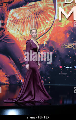 Die Schauspielern Jennifer Lawrence Kommt bin 04.11.2015 Zur Weltpremiere des Abschlussfilms «Sterben Tribute von Panem - Mockingjay Teil 2» ins Cinestar-Kino in Berlin. Foto: Britta Pedersen/dpa Stockfoto