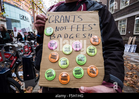 London, UK. 4. November 2015. "Gewährt keine Gebühren" Protestmarsch von Hunderten von Studenten durch die Londoner aus Protest gegen Pläne, Schrott, Student der Universität gewährt Kredit: Guy Corbishley/Alamy Live News Stockfoto