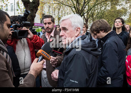 London, Großbritannien. 4. Nov 2015. Labour-abgeordnete John Mcdonald schließt sich der Protest. "Zuschüsse nicht Gebühren' Protestmarsch durch Hunderte von Studenten durch das Zentrum von London aus Protest gegen die Pläne der Universitaet zu Schrott vergibt Kredite: Guy Corbishley/Alamy leben Nachrichten Stockfoto