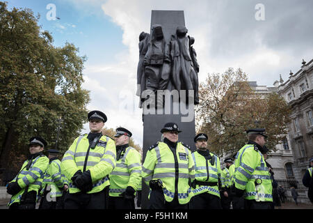 London, UK. 4. November 2015. "Gewährt keine Gebühren" Protestmarsch von Hunderten von Studenten durch die Londoner aus Protest gegen Pläne, Schrott, Student der Universität gewährt Kredit: Guy Corbishley/Alamy Live News Stockfoto