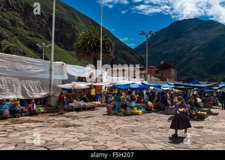 Pisac, Peru - Dezember 2013: Einheimische auf einem Markt in der Stadt von Pisac, im Heiligen Tal. Stockfoto