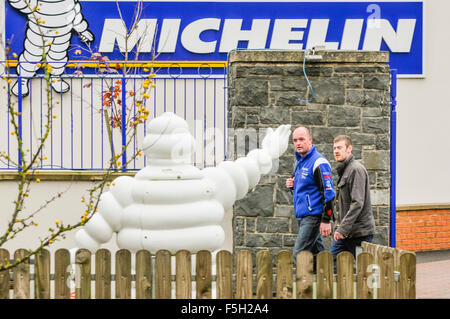 Ballymena, Nordirland. 3. November 2015 - Arbeiter verlassen nach Erhalt der Nachricht, dass Michelin ihre Ballymena-Fabrik im Jahr 2018 mit über 900 Entlassungen Credit schließen wird: Stephen Barnes/Alamy Live News Stockfoto