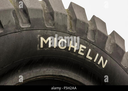 Grosse Michelin LKW-Reifen mit Markennamen auf der Seite Stockfoto