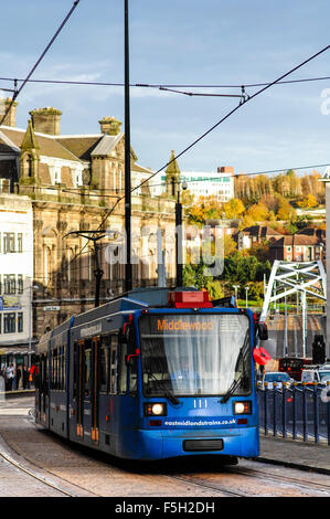 Straßenbahn in Sheffield Stadtzentrum Stockfoto