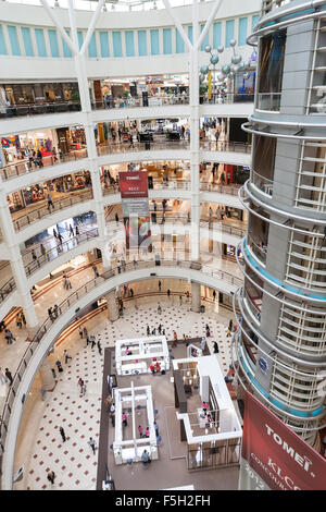 Blick auf die vielen Etagen eines Einkaufszentrums in Kuala Lumpur, Malaysia Stockfoto