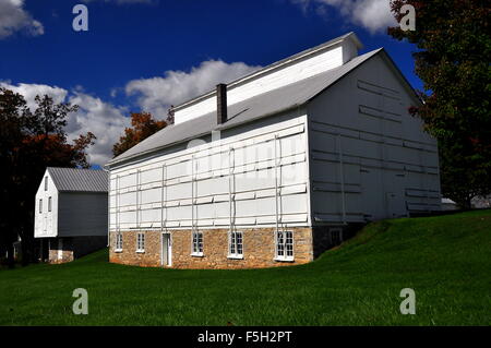 Lancaster County, Pennsylvania: Hölzerne Tabak Trocknung Scheune mit Stein Basis und louvered Latten auf einem amischen Bauernhof * Stockfoto
