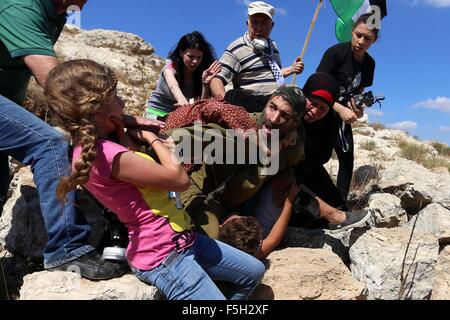 Nabi Saleh, West Bank. 28. August 2015. Palästinenser Angriff israelischen Soldat, als er versucht, einen kleiner Junge nach einem Protest gegen die jüdischen Siedlungen zu verhaften. © Shadi Hatem/APA-Images/ZUMA Draht/Alamy Live News Stockfoto