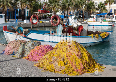 Traditionelle Holzboote und Fischernetze im Hafen am 12. Oktober 2013 in Insel Kos, Griechenland. Stockfoto