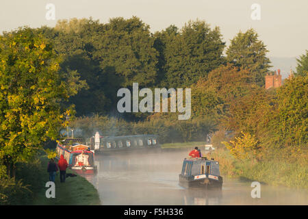 Ein Narrowboat auf dem Shropshire Union Canal in der Stadt von der Sandstone Trail aus gesehen Stockfoto