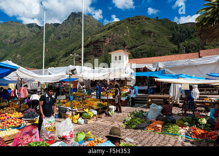 Pisac, Peru - Dezember 2013: Einheimische auf einem Markt in der Stadt von Pisac, im Heiligen Tal. Stockfoto