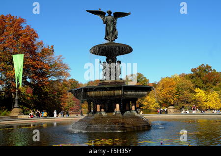 New York City: Der Bethesda-Brunnen, Engel des Wassers, auf der Bethesda Terrasse im Central Park * Stockfoto