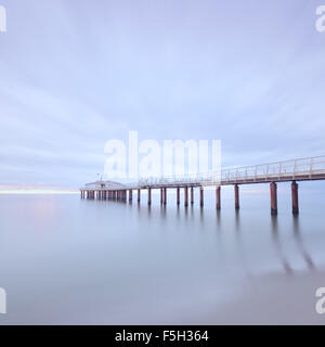 Moderne Stahl-Pier in eine kalte Atmosphäre Langzeitbelichtung Fotografie in Lido Camaiore, Versilia, Toskana, Italien, Europa Stockfoto