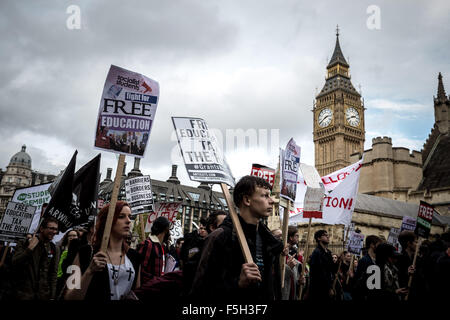 London, UK. 4. November 2015. "Gewährt keine Gebühren" Protestmarsch von Hunderten von Studenten durch die Londoner aus Protest gegen Pläne, Schrott, Student der Universität gewährt Kredit: Guy Corbishley/Alamy Live News Stockfoto