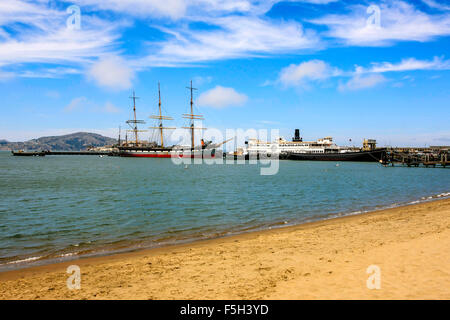 Vintage Schiffe gefesselt am Hyde Street Pier in aquatischen Cove, Teil des San Francisco Maritime Historical Park Stockfoto