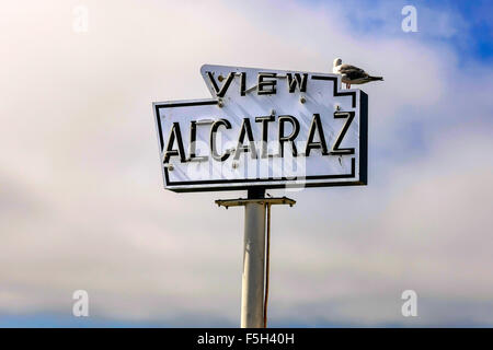 Anzeigen von Alcatraz-Zeichen am Ende der Hyde Street Pier in San Francisco, Kalifornien Stockfoto