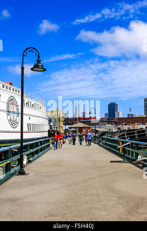 Menschen auf der Hyde Street Pier, vorbei an der Eureka Fähre Richtung Downtown San Francisco, Kalifornien Stockfoto