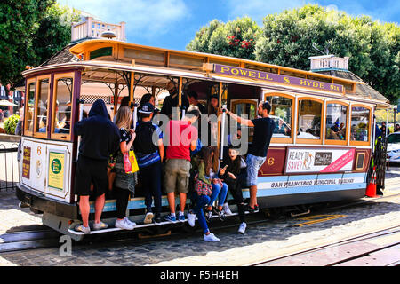 Menschen fahren die berühmten San Francisco Cable Cars, bedient die letzte manuell Seilbahn der Welt Stockfoto