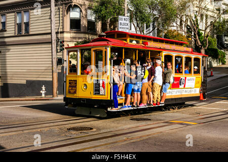 Menschen fahren die berühmten San Francisco Cable Cars, bedient die letzte manuell Seilbahn der Welt Stockfoto