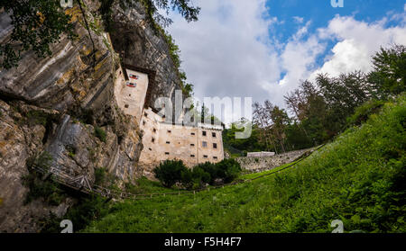 Renaissance-Schloss, gebaut in Rocky Mountain in Predjama, Slowenien. Ansicht von unten. Berühmte touristische Ort in Europa. Stockfoto