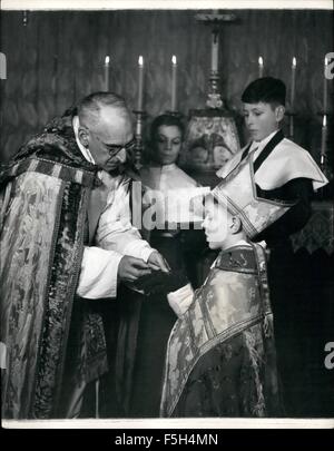 1962 - ein Junge ist verrückt Bischof - für 23 Tage.: dreizehn - Jahr - alte Timothy Owen-Burke wurde eine junge Bischof nach dem Brauch der Jahrhunderte - alten- und Zeremonien, bei S, Addlestone, Surrey, berühmt als ein Internat produzieren Chorknaben bekannt als '' Engel '', und führen Sie durch den Rev.Desmond Morse-Boykott, Coasing Premier alljährlich die jungen wählen aus ihrer Mitte - er muss in der Lage, in den Gewändern , haben eine gute Stimme und sei der beste Charakter - für die Zeremonie und Nachfolger von Engagements, die bis zum Heiligen Unschuldigen Tagen dauern. Seine einzige Belohnung anders als ein spirituelles Stockfoto