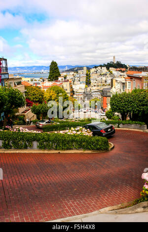 Die Drehungen und Wendungen der Lombard Street in der Innenstadt von San Francisco, Kalifornien Stockfoto