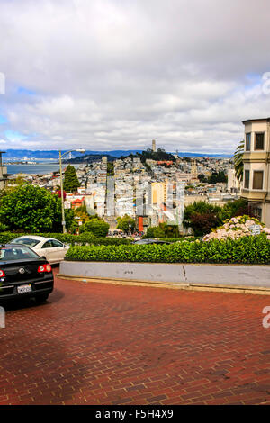 Die Drehungen und Wendungen der Lombard Street in der Innenstadt von San Francisco, Kalifornien Stockfoto