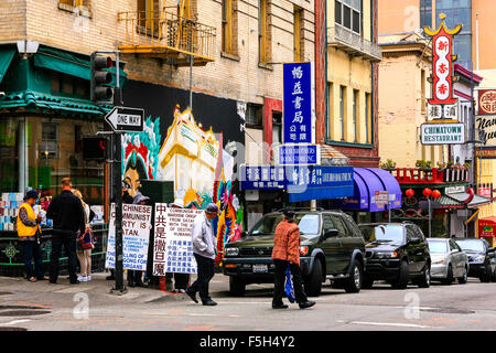 Geschäfte auf und um Grant Street in Chinatown in San Francisco, Kalifornien Stockfoto