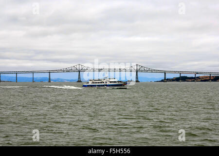 Die Richmond-San Rafael Brücke über die Bucht von San Francisco in Kalifornien Stockfoto