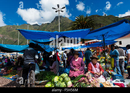 Pisac, Peru - Dezember 2013: Einheimische auf einem Markt in der Stadt von Pisac, im Heiligen Tal. Stockfoto