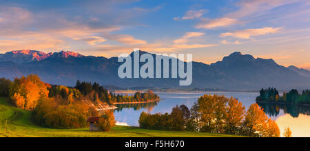 Forggensee ist ein See nördlich von Füssen im Landkreis Ostallgäu in Bayern, Deutschland Stockfoto