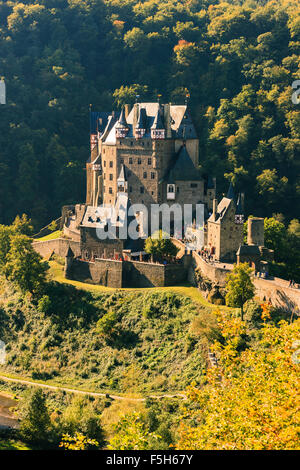 Burg Eltz ist eine mittelalterliche Burg, eingebettet in den Hügeln oberhalb der Mosel zwischen Koblenz und Trier, Deutschland Stockfoto