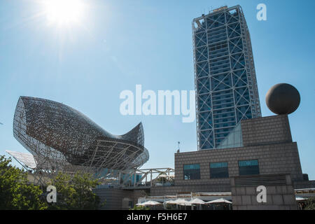 Fisch oder Peix, Gehrys Bronzeskulptur am Olympischen Hafen Zone. Sonne Badegäste am städtischen Strand von Barceloneta, Barcelona, Catalan, Spanien Stockfoto