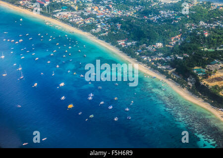 Luftaufnahme von Boracay Strand und Hafen in den Philippinen Stockfoto