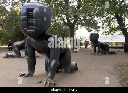 David Cerny krabbelnden Baby Skulptur, in der Nähe der Karlsbrücke in Prag, Tschechien. Stockfoto